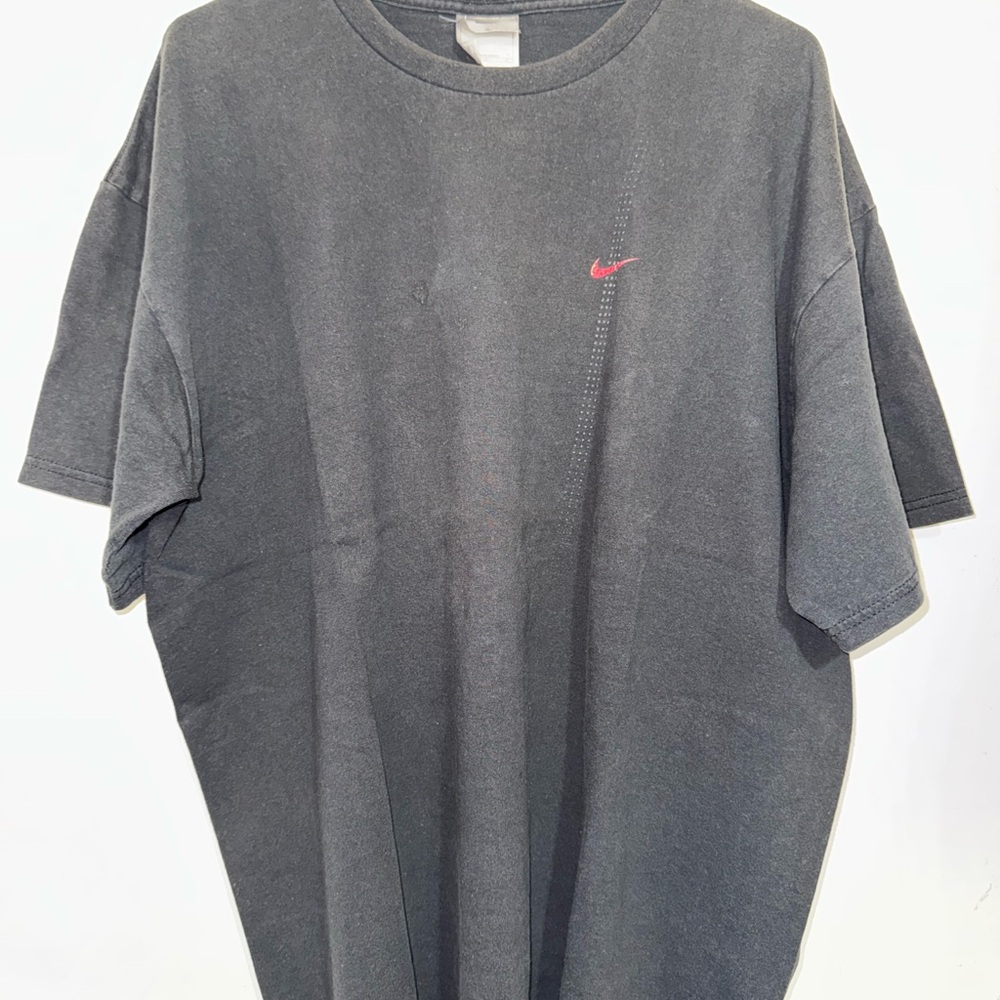 Vintage Nike Men's Black/Red Graphic T-Shirt